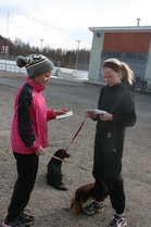 Savikon nuoret neidit Henna Huila ja Annika Makkonen etsivät rastit koirien kanssa.